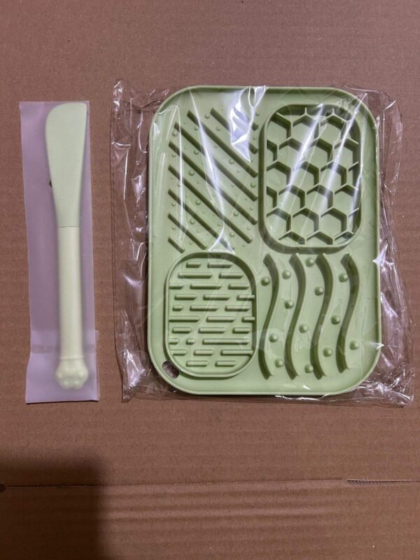 Silicone Slow Feeder Mat for Dogs – Textured Slow Feeding and Treat Mat